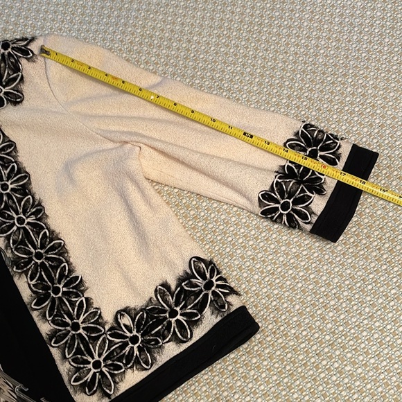 ST. JOHN Women’s Knit Cream Black Embroidered Trim Jacket Size 12 - Picture 12 of 16